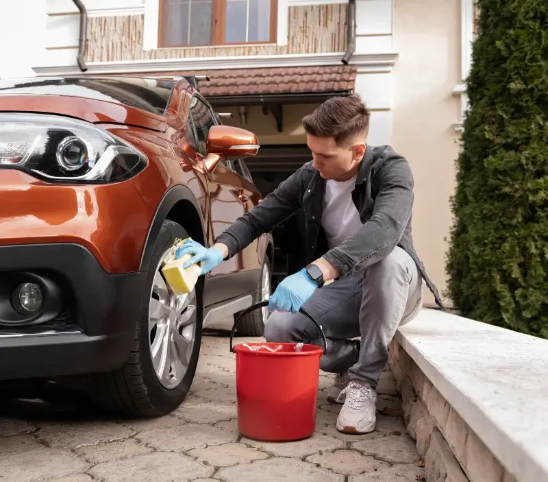 Lavage auto à domicile Samadet : professionnel intervenant sur un véhicule